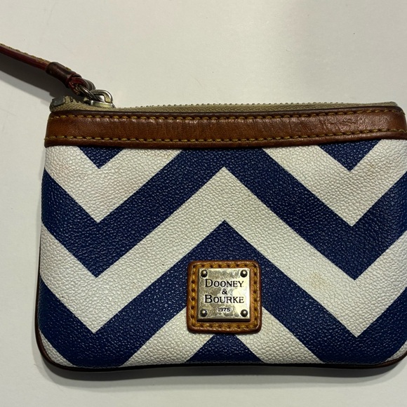 Dooney & Bourke EUC Blue and White Chevron Change Purse - Picture 3 of 12